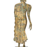 A GILT-BRONZE FIGURE OF WALKING BUDDHA - Foto 4