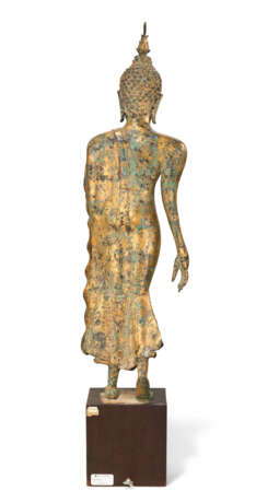 A GILT-BRONZE FIGURE OF WALKING BUDDHA - Foto 4