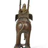 A BRONZE ELEPHANT WITH A MAHOUT AND DEITY - Foto 5