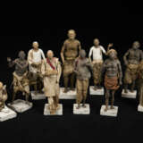 A GROUP OF CLAY FIGURES - Foto 1