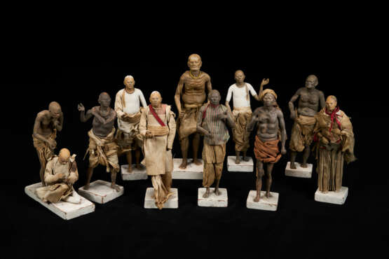 A GROUP OF CLAY FIGURES - photo 1