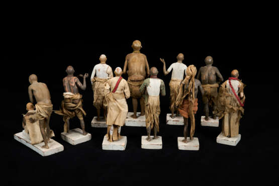 A GROUP OF CLAY FIGURES - photo 2