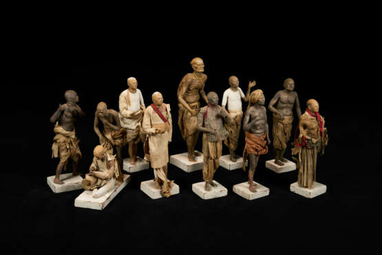 A GROUP OF CLAY FIGURES - Foto 3