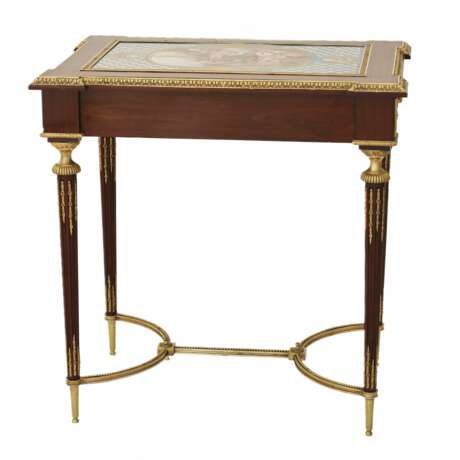 Une magnifique table de dame &agrave; decor de bronze dore et panneaux de porcelaine dans le go&ucirc;t d`Adam Weisweiler. France. XIXe si&egrave;cle Porcelain Hand Painted Gilding Napoleon III 19th century - Foto 6