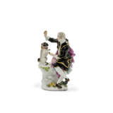 A MEISSEN PORCELAIN FIGURE OF A GENTLEMAN TEASING A PUG - Foto 2