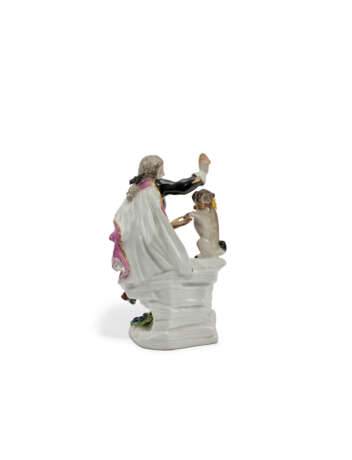 A MEISSEN PORCELAIN FIGURE OF A GENTLEMAN TEASING A PUG - Foto 4