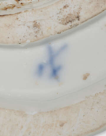 A MEISSEN PORCELAIN GROUP OF A CHINOISERIE COUPLE SEATED IN AN ARBOUR - Foto 6