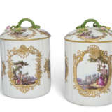 A PAIR OF MEISSEN PORCELAIN TOBACCO JARS AND COVERS - photo 1