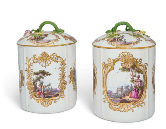 A PAIR OF MEISSEN PORCELAIN TOBACCO JARS AND COVERS - фото 1