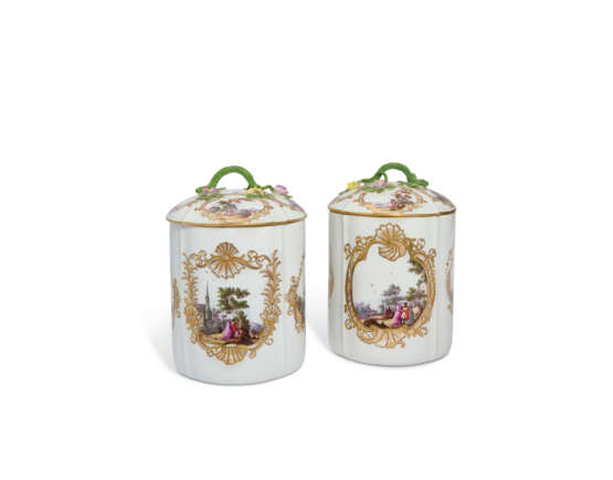 A PAIR OF MEISSEN PORCELAIN TOBACCO JARS AND COVERS - фото 2