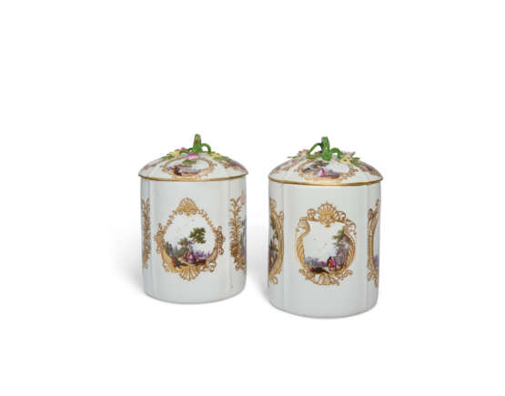 A PAIR OF MEISSEN PORCELAIN TOBACCO JARS AND COVERS - фото 3