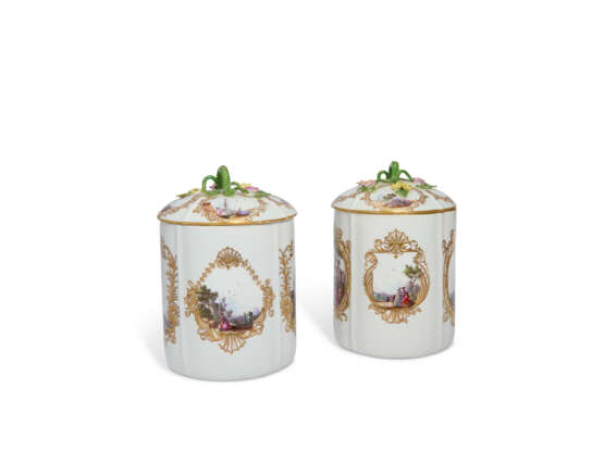 A PAIR OF MEISSEN PORCELAIN TOBACCO JARS AND COVERS - фото 4