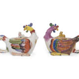 A PAIR OF MEISSEN PORCELAIN TEAPOTS AND COVERS MODELLED AS PHOENIX - Foto 1