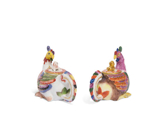 A PAIR OF MEISSEN PORCELAIN TEAPOTS AND COVERS MODELLED AS PHOENIX - Foto 4