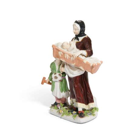 A MEISSEN PORCELAIN GROUP OF A BEGGAR WITH TWO CHILDREN - фото 3