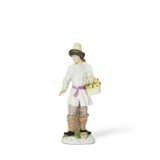 A MEISSEN PORCELAIN FIGURE OF A FRUIT VENDOR FROM THE 'RUSSIAN PEASANT' OR 'ST. PETERSBURG CRIERS' SERIES - Foto 2