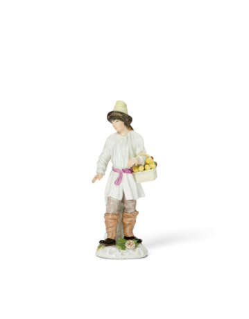 A MEISSEN PORCELAIN FIGURE OF A FRUIT VENDOR FROM THE 'RUSSIAN PEASANT' OR 'ST. PETERSBURG CRIERS' SERIES - фото 2