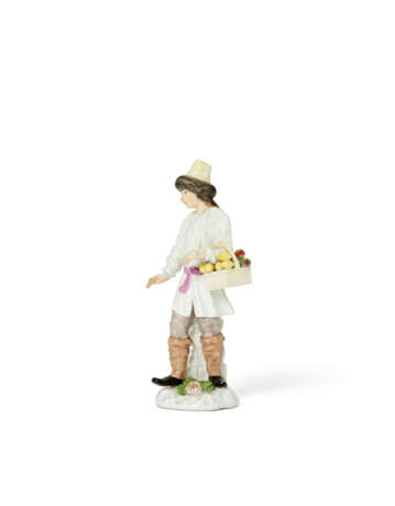 A MEISSEN PORCELAIN FIGURE OF A FRUIT VENDOR FROM THE 'RUSSIAN PEASANT' OR 'ST. PETERSBURG CRIERS' SERIES - Foto 3