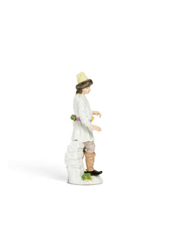 A MEISSEN PORCELAIN FIGURE OF A FRUIT VENDOR FROM THE 'RUSSIAN PEASANT' OR 'ST. PETERSBURG CRIERS' SERIES - Foto 5