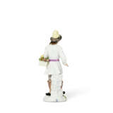 A MEISSEN PORCELAIN FIGURE OF A FRUIT VENDOR FROM THE 'RUSSIAN PEASANT' OR 'ST. PETERSBURG CRIERS' SERIES - Foto 6