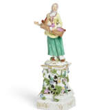 TWO MEISSEN PORCELAIN FIGURES OF A PEEP-SHOW MAN AND A WOMAN WITH A BABY FROM THE 'CRIS DE PARIS' SERIES ON TWO PIERCED PLINTHS - Foto 3