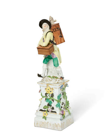 TWO MEISSEN PORCELAIN FIGURES OF A PEEP-SHOW MAN AND A WOMAN WITH A BABY FROM THE 'CRIS DE PARIS' SERIES ON TWO PIERCED PLINTHS - Foto 8