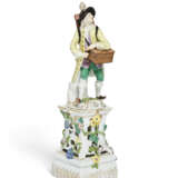 TWO MEISSEN PORCELAIN FIGURES OF A PEEP-SHOW MAN AND A WOMAN WITH A BABY FROM THE 'CRIS DE PARIS' SERIES ON TWO PIERCED PLINTHS - Foto 9