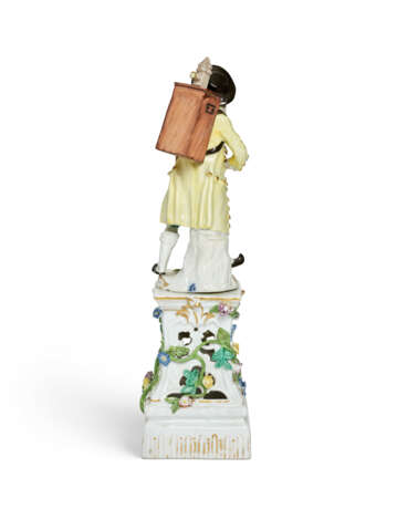 TWO MEISSEN PORCELAIN FIGURES OF A PEEP-SHOW MAN AND A WOMAN WITH A BABY FROM THE 'CRIS DE PARIS' SERIES ON TWO PIERCED PLINTHS - photo 10