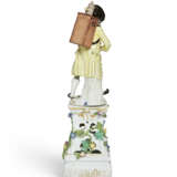 TWO MEISSEN PORCELAIN FIGURES OF A PEEP-SHOW MAN AND A WOMAN WITH A BABY FROM THE 'CRIS DE PARIS' SERIES ON TWO PIERCED PLINTHS - Foto 10