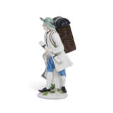 A MEISSEN PORCELAIN FIGURE OF A MAP SELLER FROM THE EARLY 'CRIS DE PARIS' SERIES - фото 3