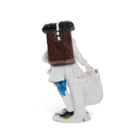 A MEISSEN PORCELAIN FIGURE OF A MAP SELLER FROM THE EARLY 'CRIS DE PARIS' SERIES - фото 4