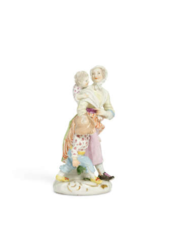 A MEISSEN PORCELAIN FIGURE GROUP OF A BEGGAR WOMAN WITH TWO CHILDREN FROM THE 'CRYES OF LONDON' SERIES - фото 3