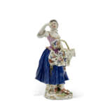 A MEISSEN PORCELAIN FIGURE OF A PASTRY-SELLER FROM THE 'CRIS DE PARIS' SERIES - Foto 4