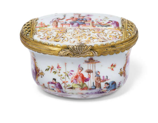 A GILT-METAL-MOUNTED MEISSEN PORCELAIN CHINOISERIE OVAL SNUFF-BOX AND COVER - photo 1