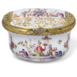 A GILT-METAL-MOUNTED MEISSEN PORCELAIN CHINOISERIE OVAL SNUFF-BOX AND COVER - фото 1