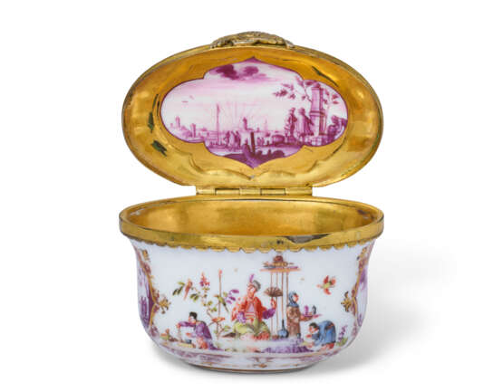 A GILT-METAL-MOUNTED MEISSEN PORCELAIN CHINOISERIE OVAL SNUFF-BOX AND COVER - Foto 2