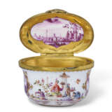 A GILT-METAL-MOUNTED MEISSEN PORCELAIN CHINOISERIE OVAL SNUFF-BOX AND COVER - фото 2