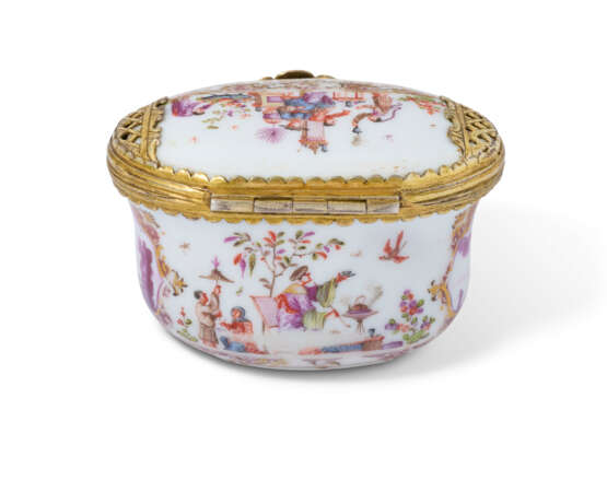 A GILT-METAL-MOUNTED MEISSEN PORCELAIN CHINOISERIE OVAL SNUFF-BOX AND COVER - photo 3