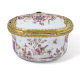 A GILT-METAL-MOUNTED MEISSEN PORCELAIN CHINOISERIE OVAL SNUFF-BOX AND COVER - photo 3