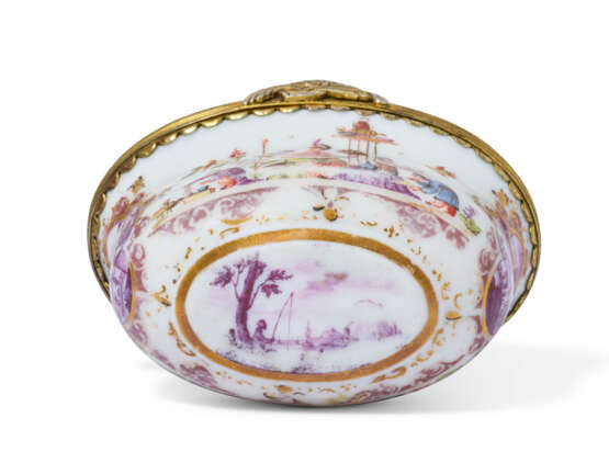 A GILT-METAL-MOUNTED MEISSEN PORCELAIN CHINOISERIE OVAL SNUFF-BOX AND COVER - фото 6