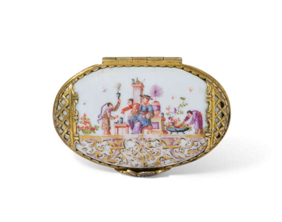 A GILT-METAL-MOUNTED MEISSEN PORCELAIN CHINOISERIE OVAL SNUFF-BOX AND COVER - Foto 7