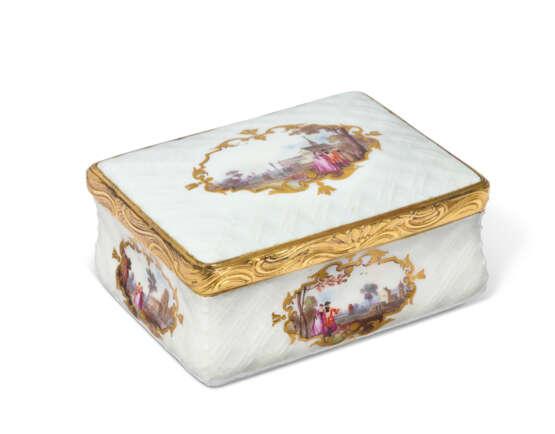 A GILT-METAL-MOUNTED MEISSEN PORCELAIN RECTANGULAR SNUFF-BOX - Foto 2