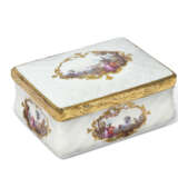 A GILT-METAL-MOUNTED MEISSEN PORCELAIN RECTANGULAR SNUFF-BOX - Foto 2