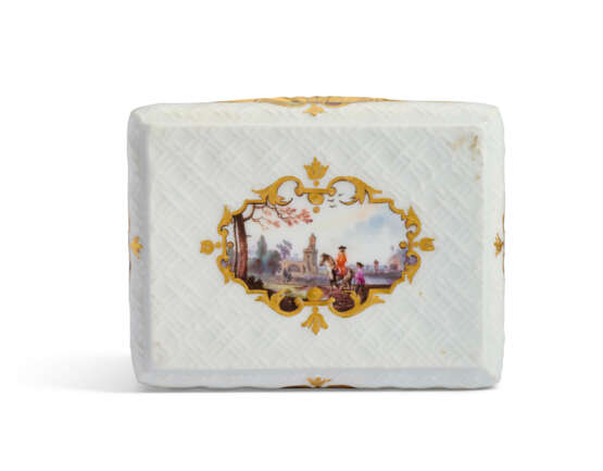 A GILT-METAL-MOUNTED MEISSEN PORCELAIN RECTANGULAR SNUFF-BOX - фото 5