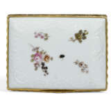 A GILT-METAL-MOUNTED GERMAN PORCELAIN SNUFF-BOX AND COVER - фото 5