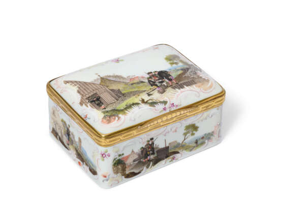 A GILT-METAL-MOUNTED MEISSEN PORCELAIN 'BERGLEUTE' SNUFF-BOX AND COVER - Foto 1