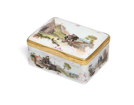 A GILT-METAL-MOUNTED MEISSEN PORCELAIN 'BERGLEUTE' SNUFF-BOX AND COVER - Foto 3