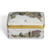 A GILT-METAL-MOUNTED MEISSEN PORCELAIN 'BERGLEUTE' SNUFF-BOX AND COVER - photo 4