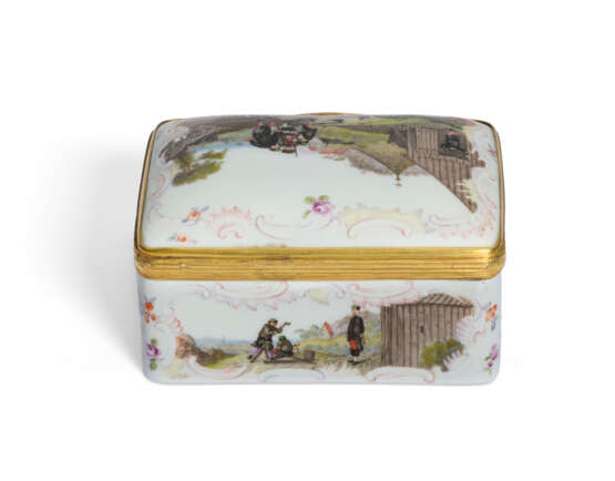 A GILT-METAL-MOUNTED MEISSEN PORCELAIN 'BERGLEUTE' SNUFF-BOX AND COVER - Foto 4