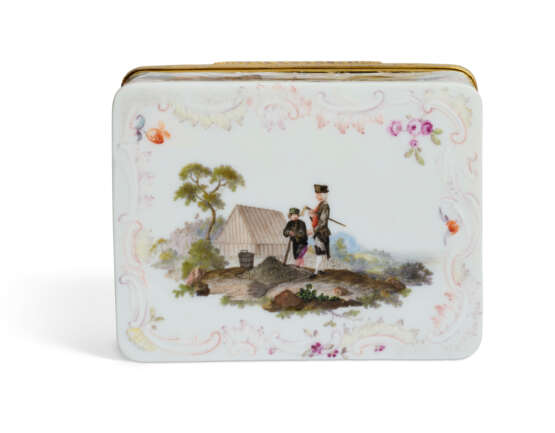 A GILT-METAL-MOUNTED MEISSEN PORCELAIN 'BERGLEUTE' SNUFF-BOX AND COVER - фото 5